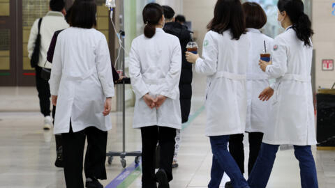 Equipe médica do Hospital Universitário de Gwangju, Coreia do Sul, 19 de fevereiro de 2024.