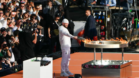 2024年5月8日，奥运之火抵达法国马赛老港。法国说唱歌手朱利安-马里（Julien Mari alias Jul）点燃由马蒂厄-勒汉尼尔（Mathieu Lehanneur）设计的巴黎奥运会和残奥会火炬传递大火盆。