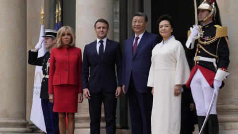 Tổng thống Pháp Emmanuel Macron và đệ nhất phu nhân đón tiếp chủ tịch Trung Quốc Tập Cận Bình và phu nhân điện Elysée, Paris, ngày 06/05/2024. 