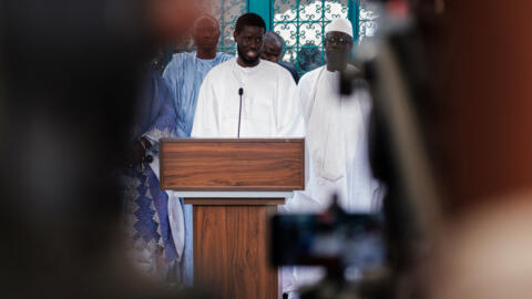 Le nouveau président du Sénégal Bassirou Diomaye Faye (C) et son gouvernement se sont déjà montrés favorables à renouer le dialogue avec le Mali, le Burkina Faso et le Niger, qui ont quitté la Cédéao. Ici, le chef de l'État sénégalais s'adresse à la foule et à la presse à la grande mosquée de Dakar, le 10 avril 2024.