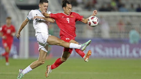Nguyễn Văn Toàn (9) tranh bóng với Justin Hubner, trận Việt Nam - Indonesia tại vòng bảng (D) Asian Cup  trên sân Bin Khalifa, Doha, Qatar, ngày 19/01/2024.