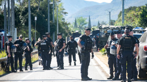 Les forces de l'ordre bloquent la route de Saint-Louis, au sud de Nouméa.