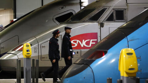 A greve dos trabalhadores ferroviários na França afeta 60% da circulação de trens de sexta (2) a domingo (4). Na foto, dois fiscais da SNCF caminham na estação de Montparnasse, em Paris, em 17/12/19.