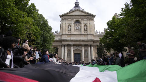 亲巴勒斯坦示威者在巴黎索邦大学广场上展开巴勒斯坦旗帜。2024年4月29日。