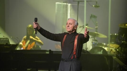 Danh ca Charles Aznavour biểu diễn tại Palais des Sports, Paris, Pháp, tháng 09/2015.