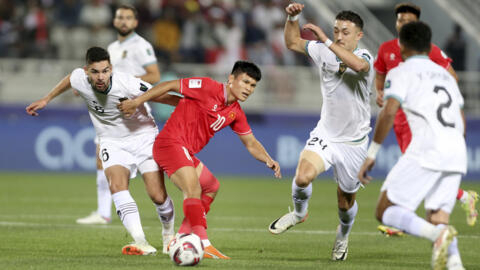 Cầu thủ Việt Nam Phạm Tuấn Hải (áo đỏ)  trong một pha bóng trận gặp Indonesia, bảng D, Asian Cúp Qatar, ngày 19/01/2024, trên sân Abdullah Bin Khalifa Stadium, Doha, Qatar.