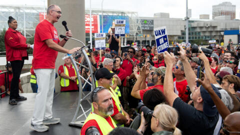 O presidente do sindicato United Auto Workers (UAW), Shawn Fain, discursa no início da greve nas montadoras em Detroit, Michigan, em 15 de setembro de 2023.