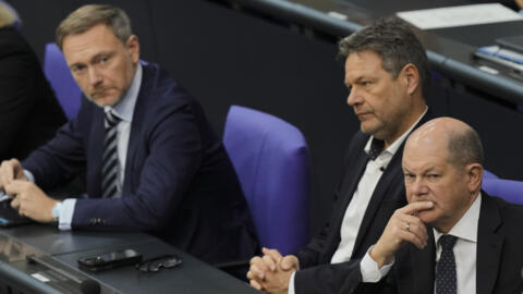 Da esquerda para a direita, o ministro das Finanças alemão, Christian Lindner, do partido liberal, o colega ecologista Robert Habeck, da pasta de Economia e Clima, e o chanceler social-democrata Olaf Scholz, durante debate sobre o orçamento no Parlamento, em Berlim.