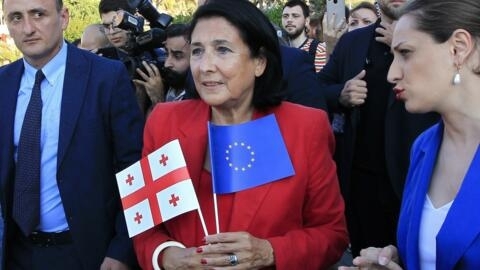 A presidente da Geórgia, Salome Zourabichvili, exibe as bandeiras do país e da União Europeia, em foto de 16 de junho de 2022.