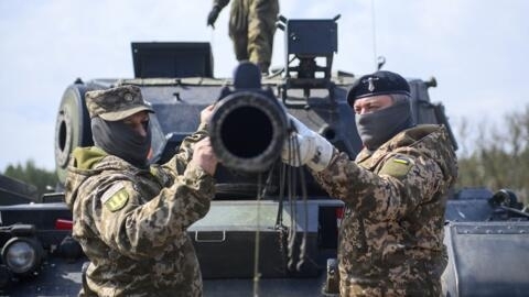 Украинские солдаты работают вокруг танка во время визита министра обороны Германии Бориса Писториуса и министра обороны Дании Троелса Лунда Поульсена на военный объект в Клиетце, Германия, 5 мая 2023 года.