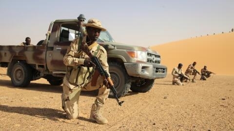 Un soldat de l'armée tchadienne en entraînement dans la zone de Faya-Largeau, au nord du Tchad.