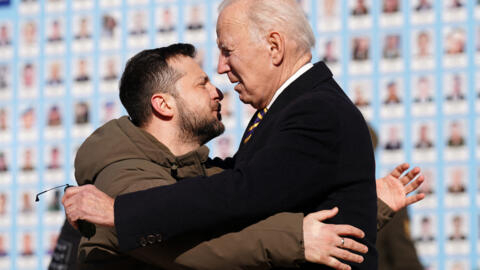 Rais wa Marekani Joe Biden na Rais wa Ukraine Volodymyr Zelensky huko Kyiv mnamo Februari 20, 2023.