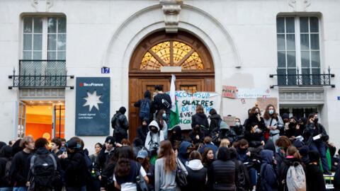 Estudantes franceses bloqueiam a entrada da escola secundária Liceu Montaigne, para protestar como parte de um dia de greve nacional em Paris, França, 18 de outubro de 2022.
