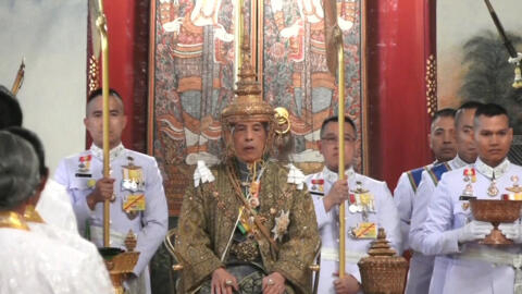 Vua Thái Lan Maha Vajiralongkorn nhận vương miện trong lễ đăng quang chính thức tại Bangkok ngày 04/05/219.