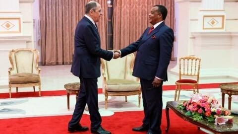 Waziri wa Urusi Sergei Lavrov akipokelewa na Rais wa Congo Denis Sassou Nguesso, wakati wa ziara yake ya awali nchini Congo-Brazzaville, Julai 2022.