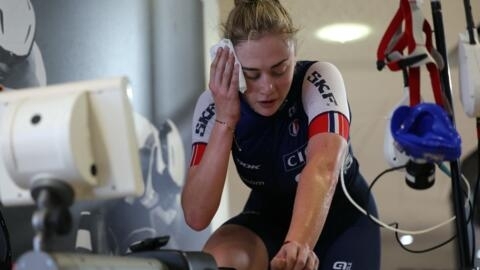 A ciclista francesa Lara Lallemant participa de uma sessão de treinamento Para os Jogos Olímpicos de Paris 2024, que serão realizados em pleno verão. (Foto: 31 de janeiro de 2024)