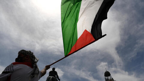 Палестинский флаг на акции в Мадриде 15 мая 2021.