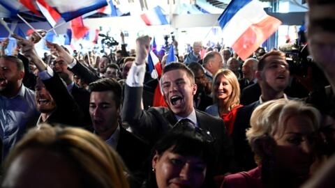 Membros do partido francês Reunião Nacional, de extrema direita, comemoram vitória nas eleições europeias