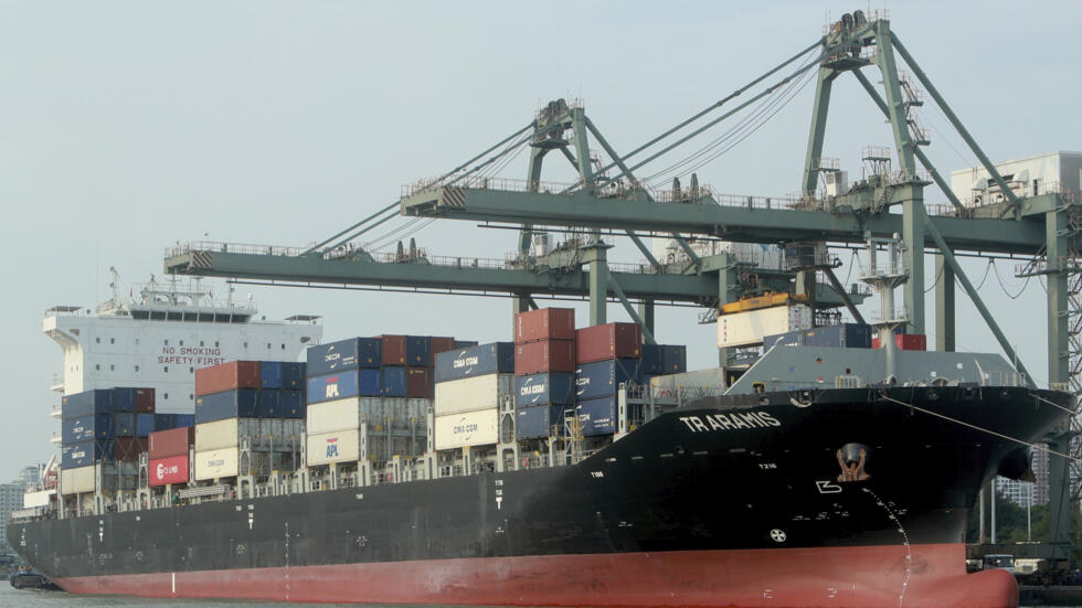 Ảnh minh họa: Tầu container tại cảng Sài Gòn, Việt Nam, ngày 03/05/2020. Nếu Việt Nam được Mỹ công nhận là nền kinh tế thị trường, hàng xuất khẩu của Việt Nam sang Hoa Kỳ sẽ được hưởng thuế suất rất thấp hoặc bằng 0%. 