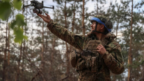Украинский военнослужащий запускает дрон с гранатой на линии фронта в Донбассе, 27 мая 2024 г.