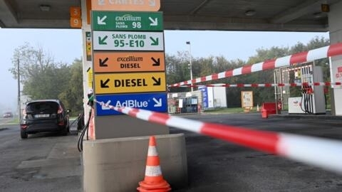 Perímetro de segurança estabelecido para veículos prioritários em um posto de gasolina da Total em Douchy-les-Mines, no norte da França.