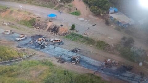 Vue aérienne montrant des véhicules brûlés éparpillés le long d'une autoroute à la périphérie de Nouméa, en Nouvelle-Calédonie, territoire français du Pacifique, le 19 mai 2024.