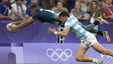 le joueur français de rugby à VII Aaron Grandidier Nkanang (à gauche) lors du quart de finale du tournoi des Jeux olympiques contre l'Argentine au Stade de France à Saint-Denis le 25 juillet 2024.