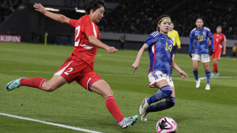Một pha bóng trong trận vòng loại Olympic Paris 2024 bóng đá nữ khu vực châu Á giữa tuyển Bắc Triều Tiên (áo đỏ) gặp Nhật Bản tại Tokyo ngày 28/02/2024. Tuyển Nhật giành vé dự Olympic Paris 2024 sau chiến thắng  2-1 Bắc Triều Tiên.