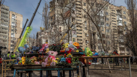 Мемориал жертвам удара беспилотника, нанесенного накануне, в результате которого был разрушен жилой дом, на фоне нападения России на Украину, в Одессе, Украина, 3 марта 2024 года.