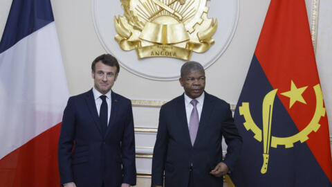 Rais wa Ufaransa Emmanuel Macron (kushoto) akutana na rais wa Angola Joao Lourenço katika ikulu ya Casa Rosada, huko Luanda mnamo Machi 3, 2023.