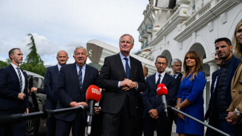 Le Premier ministre français Michel Barnier après avoir été accueilli par le chef du groupe parlementaire des Républicains au Sénat, Bruno Retailleau, le chef du groupe parlementaire de l'Assemblée nationale de LR Laurent Wauquiez, le président du Sénat français Gérard Larcher et la sénatrice de Haute-Savoie Sylviane Noël avant de participer aux Journées parlementaires du parti de droite Les Républicains (LR) à Annecy le 12 septembre 2024.