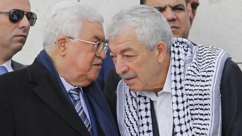 Le dirigeant de l'Autorité palestinienne Mahmoud Abbas, à gauche, s'entretenant avec un haut responsable du Fatah, Mahmoud al-Aloul, sur la tombe du défunt dirigeant palestinien Yasser Arafat, dans l'enceinte de Mukataa, dans la ville de Ramallah, en Cisjordanie, le 11 novembre 2018