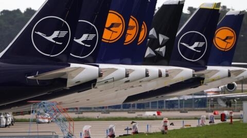 Foto de ilustração mostra aviões da empresa Lufthansa, no aeroporto de Berlim 'Willy Brandt', em Schoenefeld, em 29/10/24.