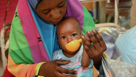 Faouzia Souleymane, un bébé malnutri de 8 mois, reçoit un complément nutritif, au CRENI de Tahoua, Niger.