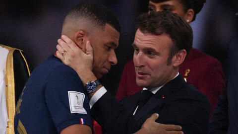 Tổng thống Pháp Emmanuel Macron (P) an ủi Kylian Mbappé sau thất bại trên chấm phạt đền trong trận chung kết World Cup 2022 trước Achentina, sân vận động Lusail, Qatar, ngày 18/12/2022.