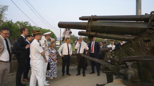 Bộ trưởng Quân Lực Pháp Sébastien Lecornu thăm một boong-ke ở Điện Biên Phủ, Việt Nam, ngày 06/05/2024.