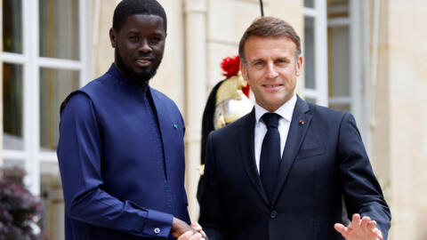 [Image d'archives] Le président sénégalais Bassirou Diomaye Faye (à gauche) serrant la main du président français Emmanuel Macron lors de leur rencontre à l'Élysée à Paris le 20 juin 2024.