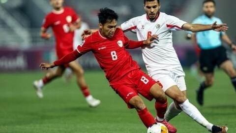 Cầu thủ U23 Indonesia (áo đỏ) trong một pha bóng trong trận đấu với Jorrdani ở bảng A, tại AFC U23 Asian Cup 2024, trên sân Abdullah Bin Khalifa, Doha, Qatar, ngày 21/04/2024.
