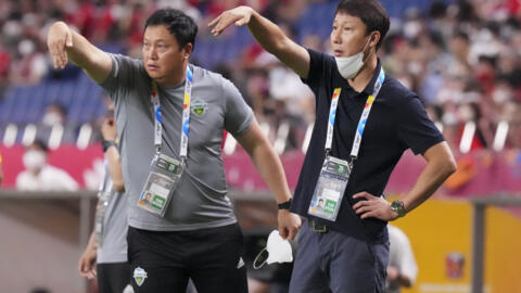 Ông Kim Sang Sik (P) khi làm huấn luyện viên trưởng CLB Hàn Quốc Jeonbuk Hyundai Motors trong trận bán kết giải vô địch AFC Champions League với đội Urawa Red Diamonds (Nhật Bản) trên sân vận động Saitama, gần Tokyo, Nhật Bản, ngày 25/08/2022.