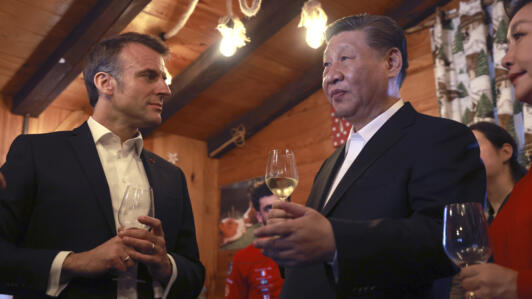 Chinese President Xi Jinping and his wife Peng Liyuan, right, enjoy a drink with French President Emmanuel Macron in a restaurant, Tuesday, May 7, 2024 at the Tourmalet pass, in the Pyrenees mountains