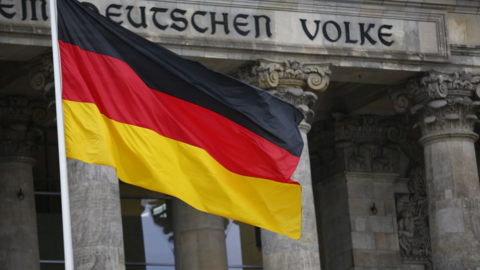 Photo du drapeau allemand à l'extérieur du parlement allemand Bundestag. /Photo prise le 14 mars 2018 à Berlin