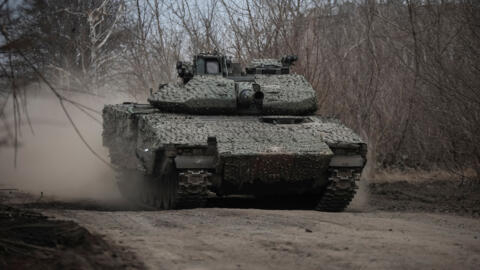 Украинская боевая машина пехоты CV-90 возле прифронтового города Часов Яр в Донецкой области, Украина, 5 марта 2024 года.