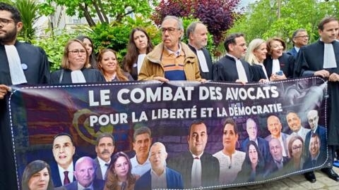 Une centaine d’avocats étaient réunis place André Tardieu ce vendredi 17 mai pour dénoncer les dérives autoritaires du régime de Kaïs Saïed.