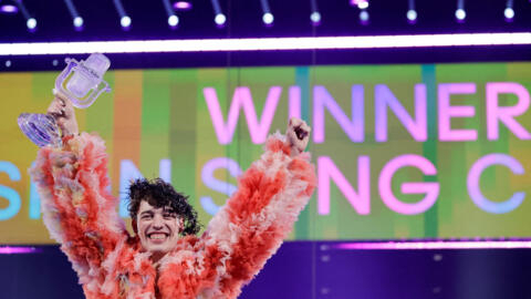 O cantor suíço Nemo comemora sua vitória no Festival Eurovision na madrugada deste domingo (12), em Malmo, na Suécia.