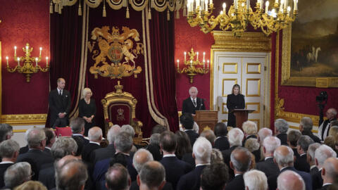 Từ trái sang phải: Thái tử Anh Quốc William, hoàng hậu Camilla, Quốc vương Charles III và chủ tịch Hội đồng Đăng cơ Penny Mordaunt, trước các thành viên của Hội đồng tại phòng Ngai Vàng, cung điện Saint James, Luân Đôn, ngày 10/09/2022.