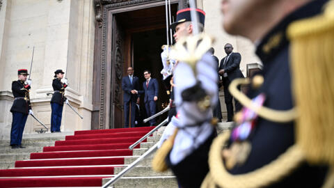 Le ministre français des Affaires étrangères et européennes Stéphane Séjourne (à droite) serre la main du président rwandais Paul Kagame (à gauche) au Quai d'Orsay, à Paris, le 20 juin 2024.  (Image d'illustration)