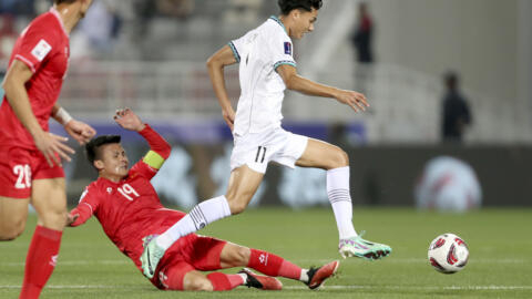 Tiền vệ đội tuyển Việt Nam Quang Hải (19) trong một pha cản phá Rafael William Struick của Indonesia, trong trận ở bảng D, Asian Cúp, tại Doha, Qatar, ngày 19/01/2024.