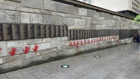 巴黎二战拯救犹太人纪念墙遭血红之手亵渎