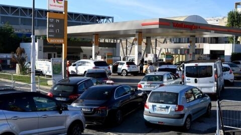 Motoristas franceses fazem fila em um posto de gasolina da TotalEnergies em Marselha, no sul da França, em 6 de outubro de 2022.