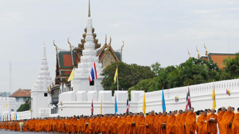 Hàng trăm nhà sư đến mừng 70 năm trị vì của Quốc vương Bhumibol Adulyadej tại hoàng cung.